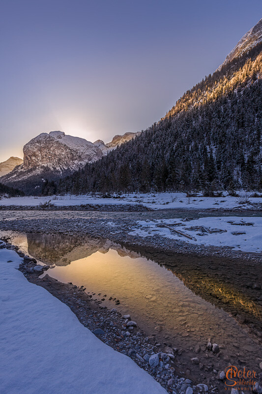 Sonnenaufgang im Rissbachtal im Winter.