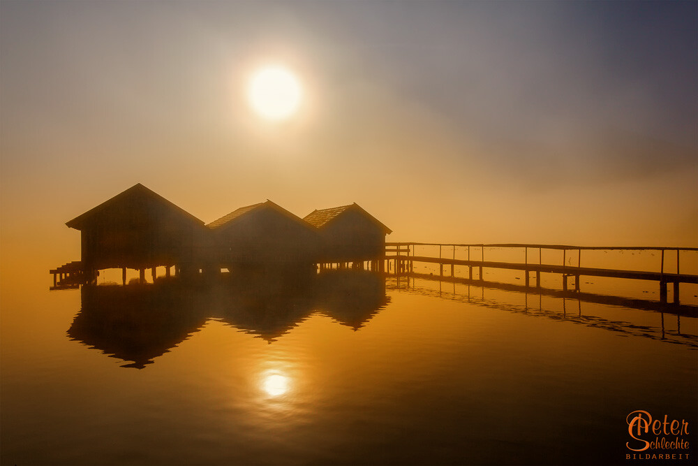 Fischerhütten im Kochelsee zum Sonnenaufgang.