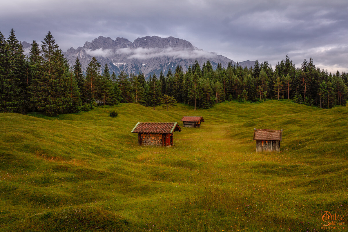 3 Hütten im Luttenseegebiet mit den typischen Buckelwiesen.
