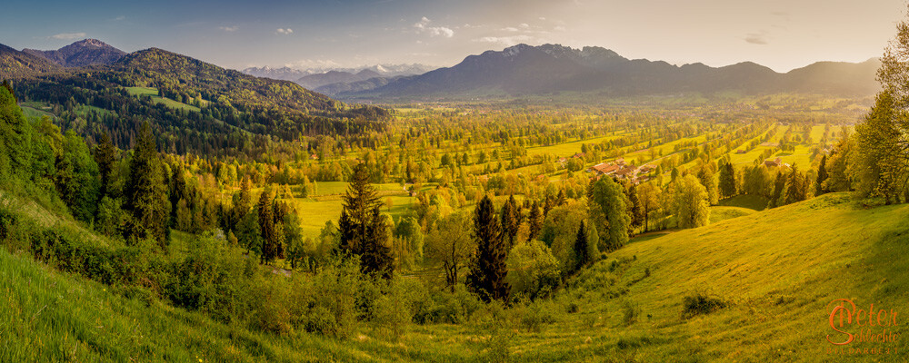 Panorama-Aufnahme über das Isartal von der Sundtraten aus mit Blickrichtung Brauneck.