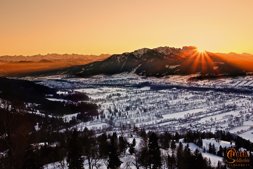 Blick von der Sundtraten über das Isartal im Winter zum Sonnenuntergang.