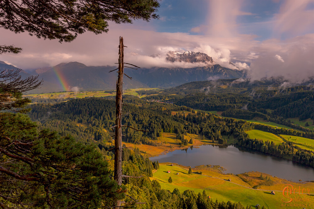 Blick über den Geroldsee in das Karwendel mit Regenbogen.