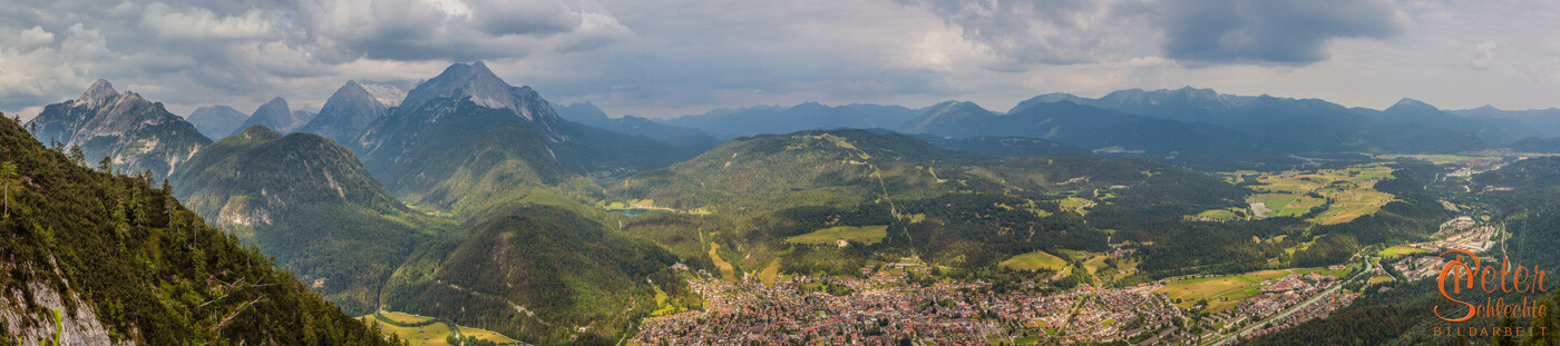 Blick von der Nähe Mittenwalder Hütte über Mittenwald und Luttenseegebiet.
