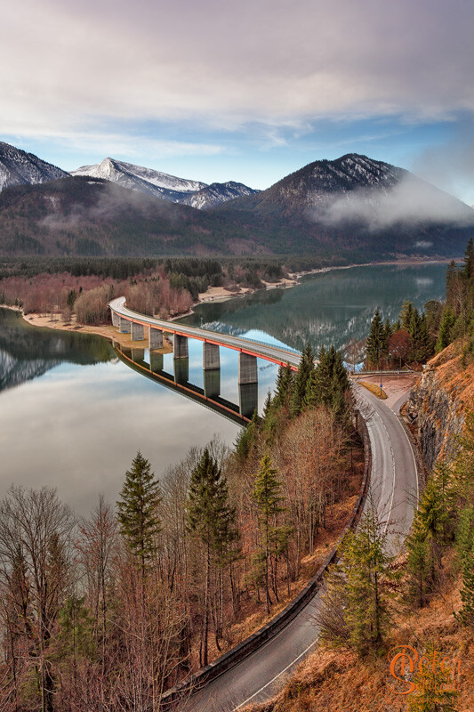 Sylvensteinbrücke im Herbst mit seltener Spiegelung im See.