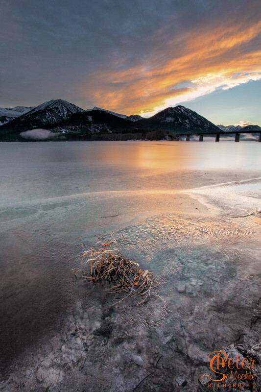 Am gefrorenen Sylvensteinsee zur Abenddämmerung.