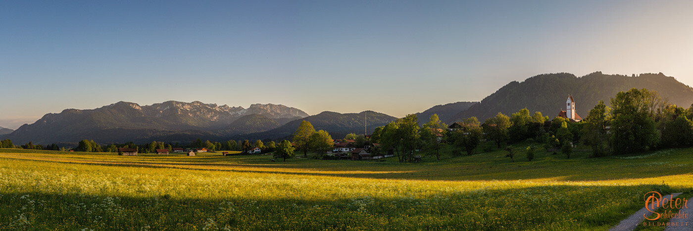Wackersberg-Panorama im abendlichen Frühlingslicht.