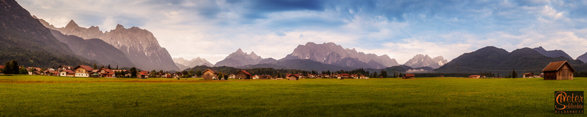 Krün zur Morgenstunde in einer Superpano-Aufnahme mit Karwendel, Wetterstein und Zugspitze.