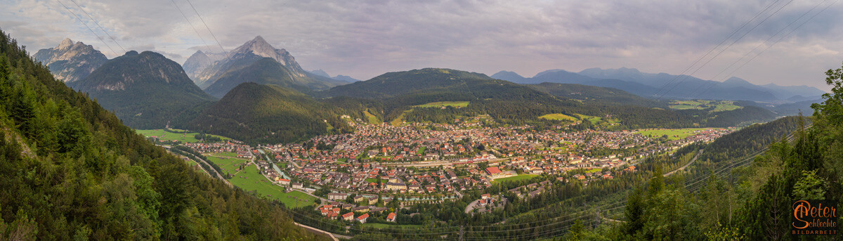 Blick vom Leitersteig zwischen Mittenwalder Hütte und Brünnsteinhaus über Mittenwald und Luttenseegebiet.