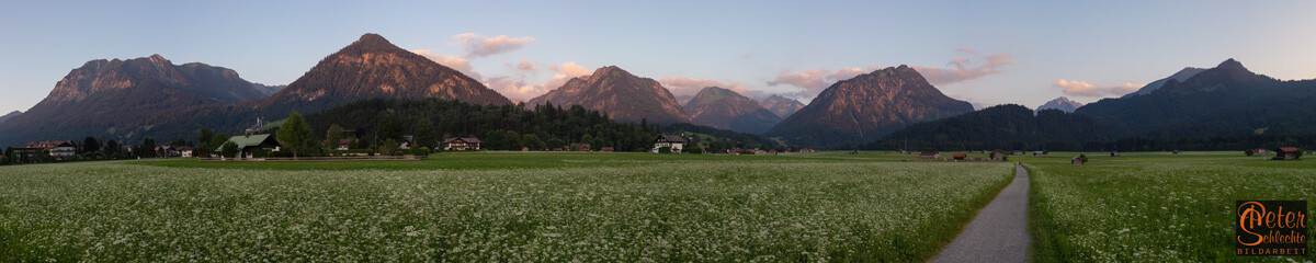 Blick von Oberstdorf in die Allgäuer Berge zur Abendstunde als Superpanorama.