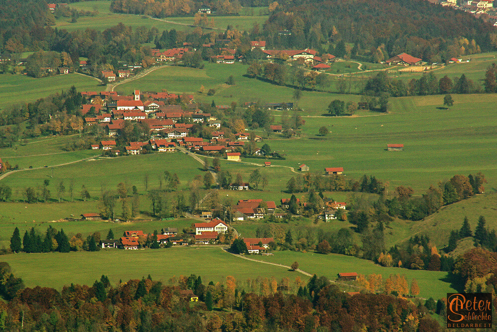 Blick vom Brauneck auf Wackersberg im Isartal. Im Vordergrund Höfen mit Grundschule.