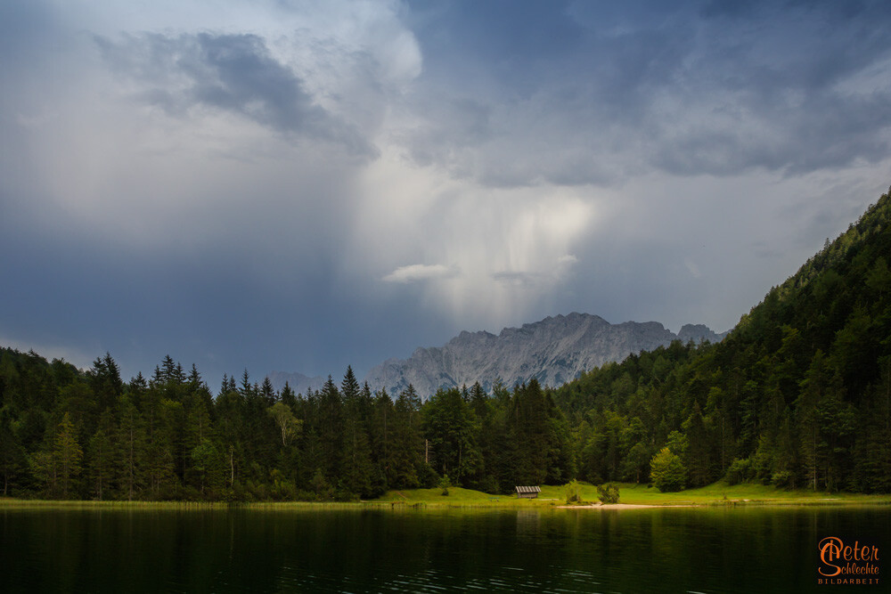 Regen im Karwendel mit dem Ferchensee im Vordergrund.