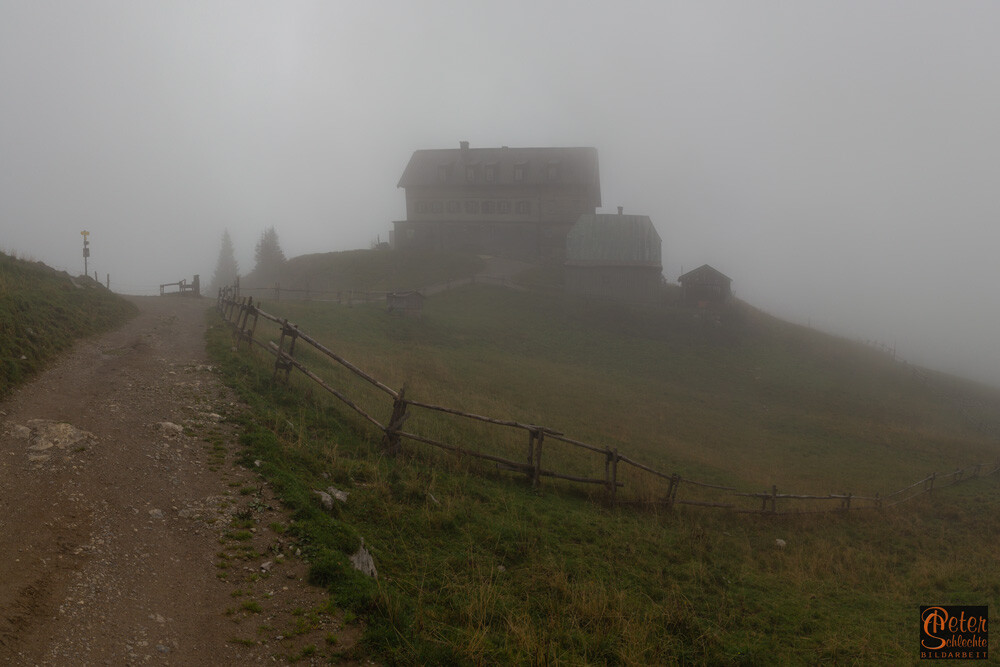 Das Rotwandhaus überhalb vom Spitzingsee im herbstlichen Nebel.